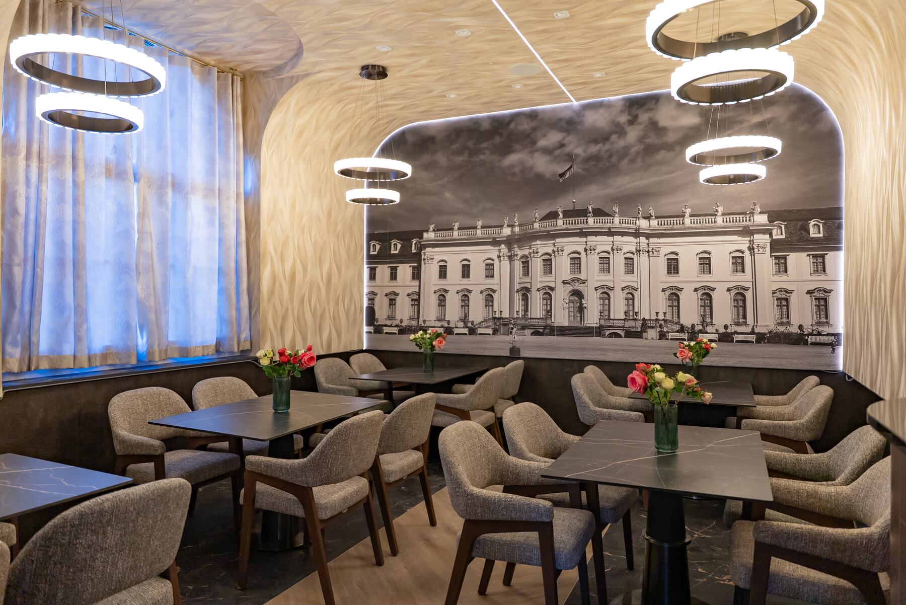 Gastraum des Restaurants il Castello mit Wandbild des Ludwigsburger Residenzschlosses